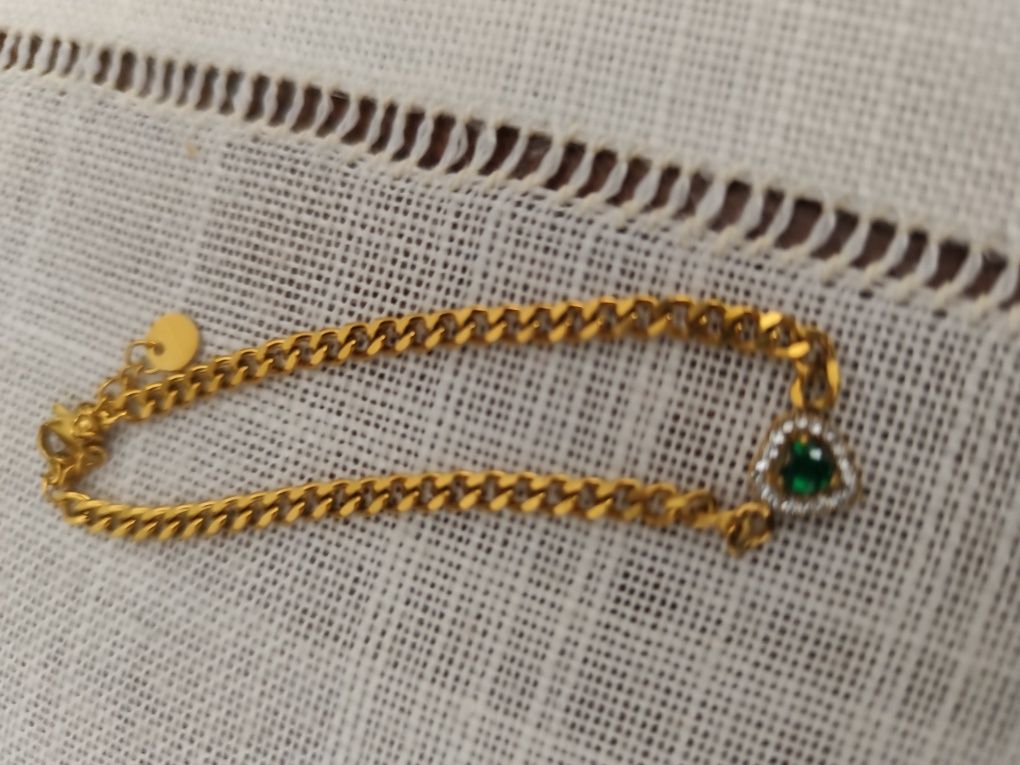 Pulseira dourada com pedra verde