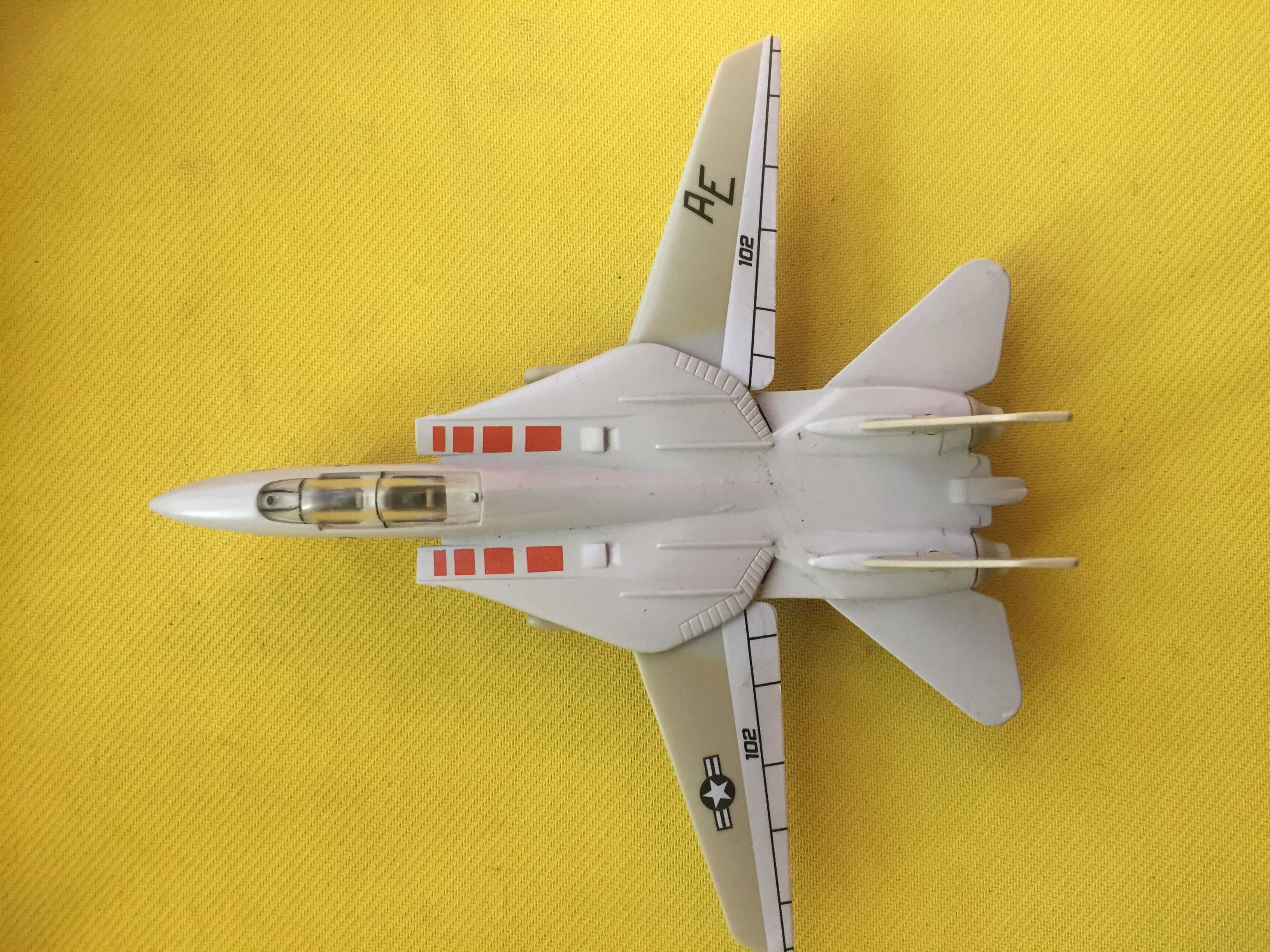 Игрушечная модель сверхзвукового военного самолета.