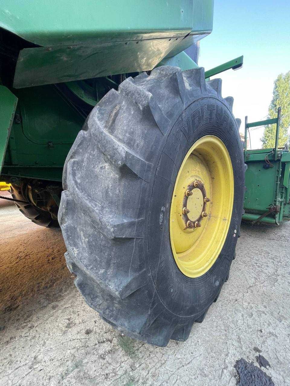 Комбайн зернозбиральний John Deere 1065