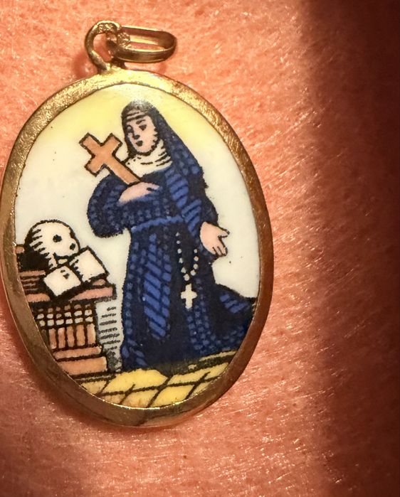 Medalha em esmalte com aro em ouro