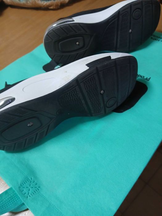 Sapatilhas pretas Adidas, sem cordões (n38)