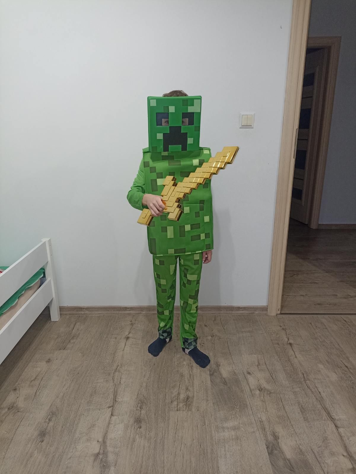 Strój przebranie Creeper Minecraft + złoty miecz.Rozmiar M na 7/8 lat.