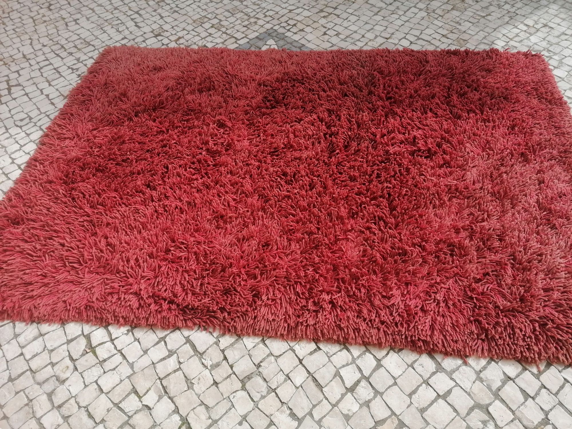 Carpete + 2 tapetes de cor vermelha