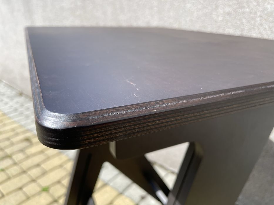 Biurko drewniane, regulowane do pracy na stojąco.