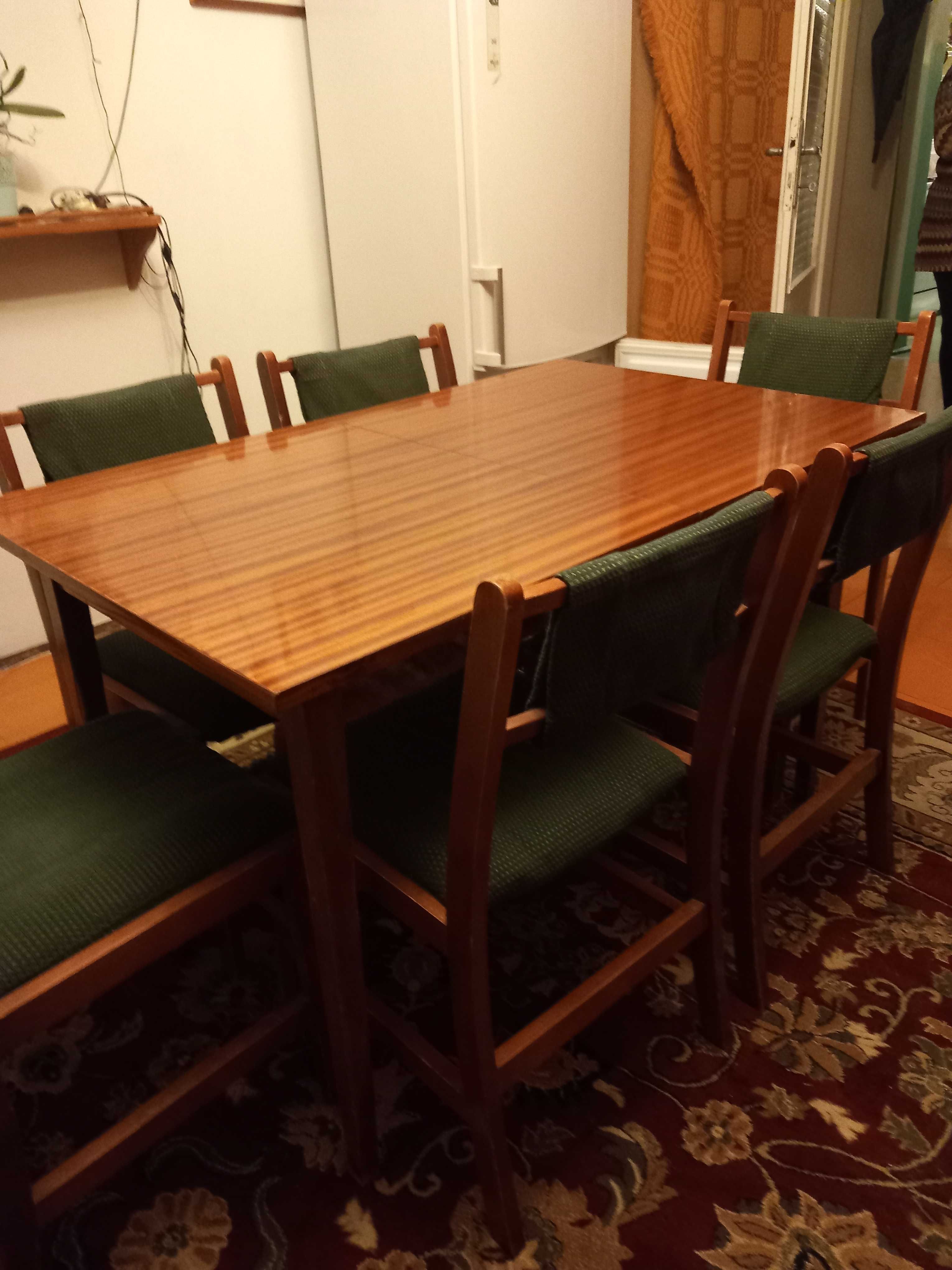 Drewniany stół rozkładany z krzesłami tapicerowanymi