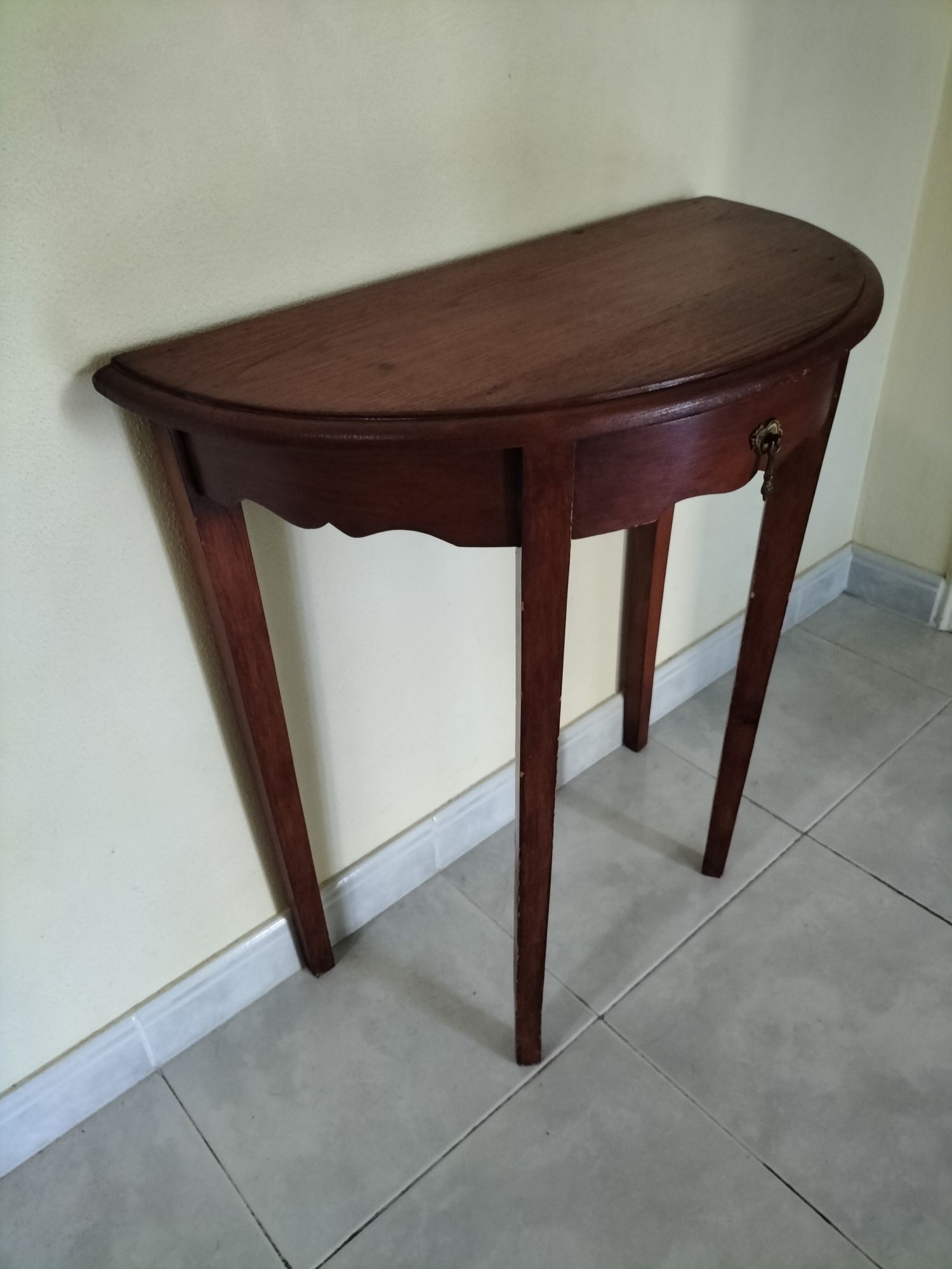 Mesa aparadora meia lua em madeira.