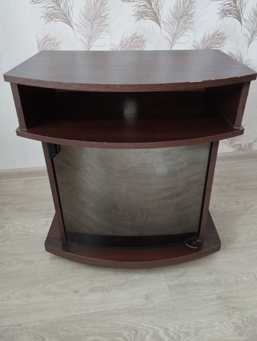 Тумба під телевізор на роликах 500грн