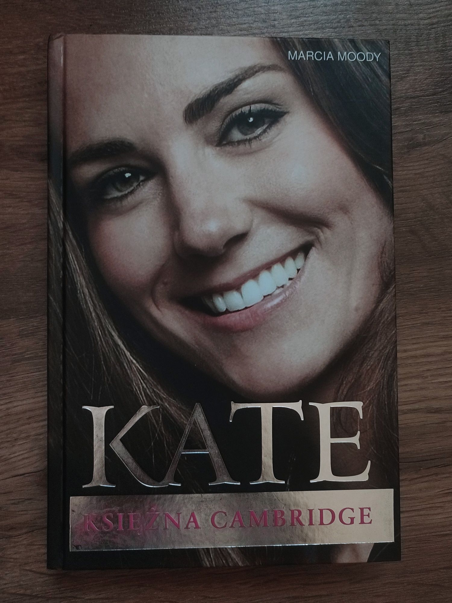 Książka - Kate. Księżna Cambridge  autorka Marcia Moody 
Okładka książ