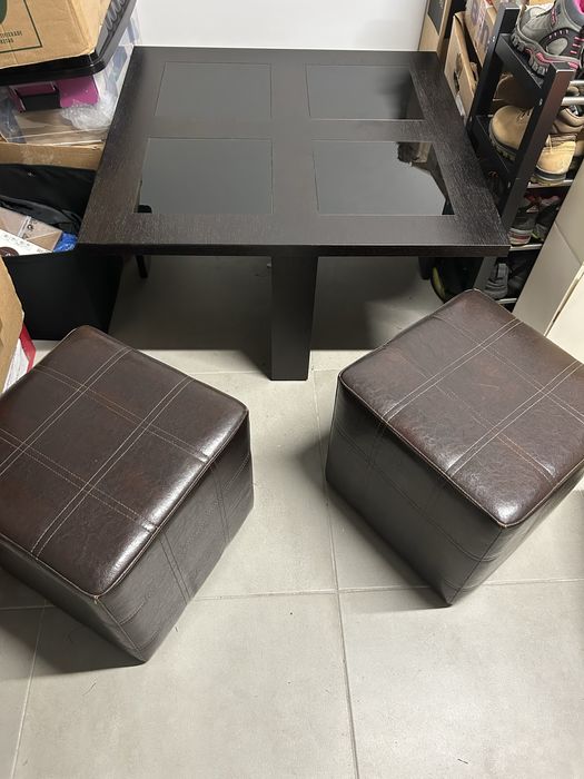 Mesa de cafe quadrada com dois puffs