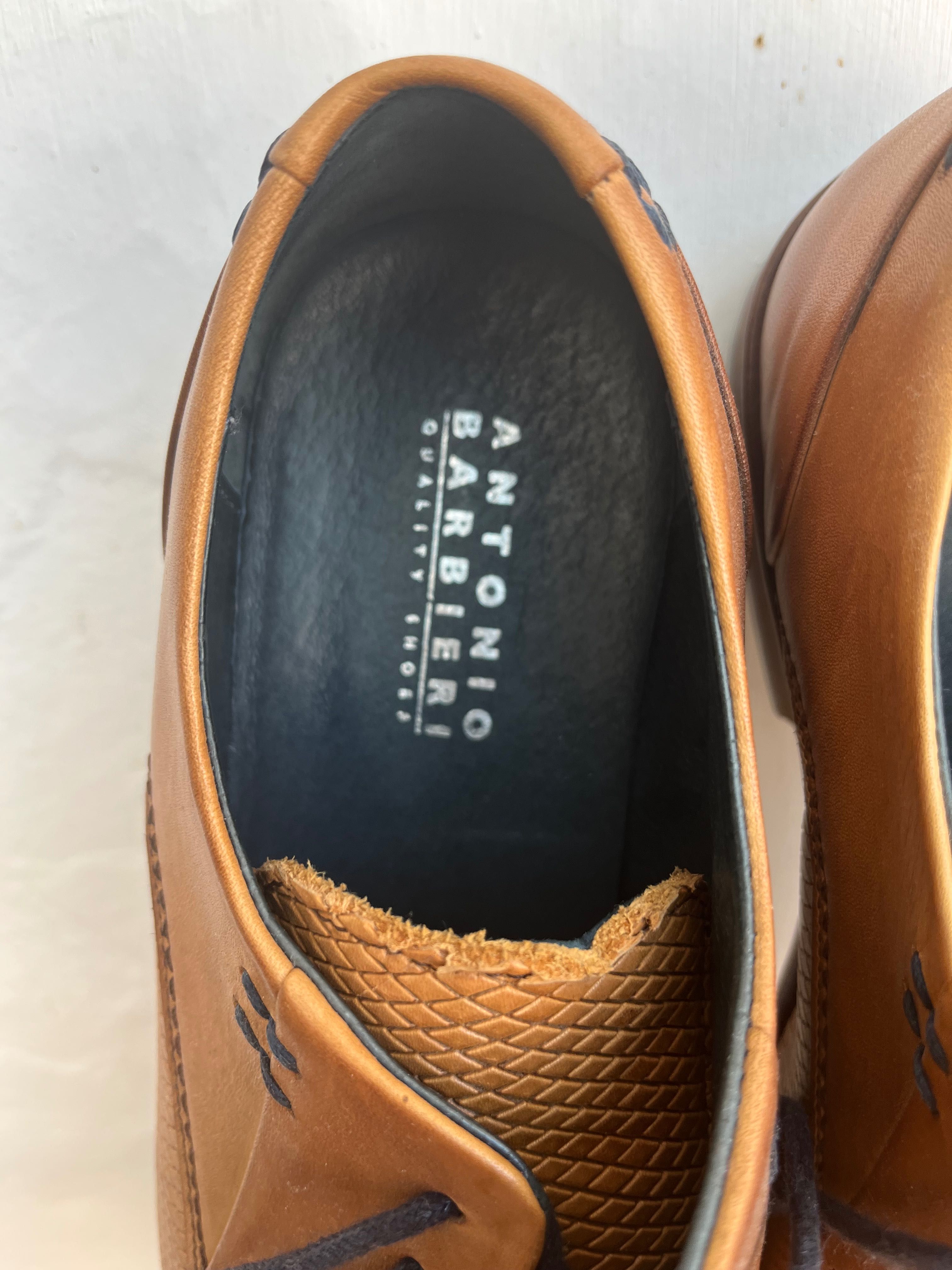 Par de sapatos em cabedal