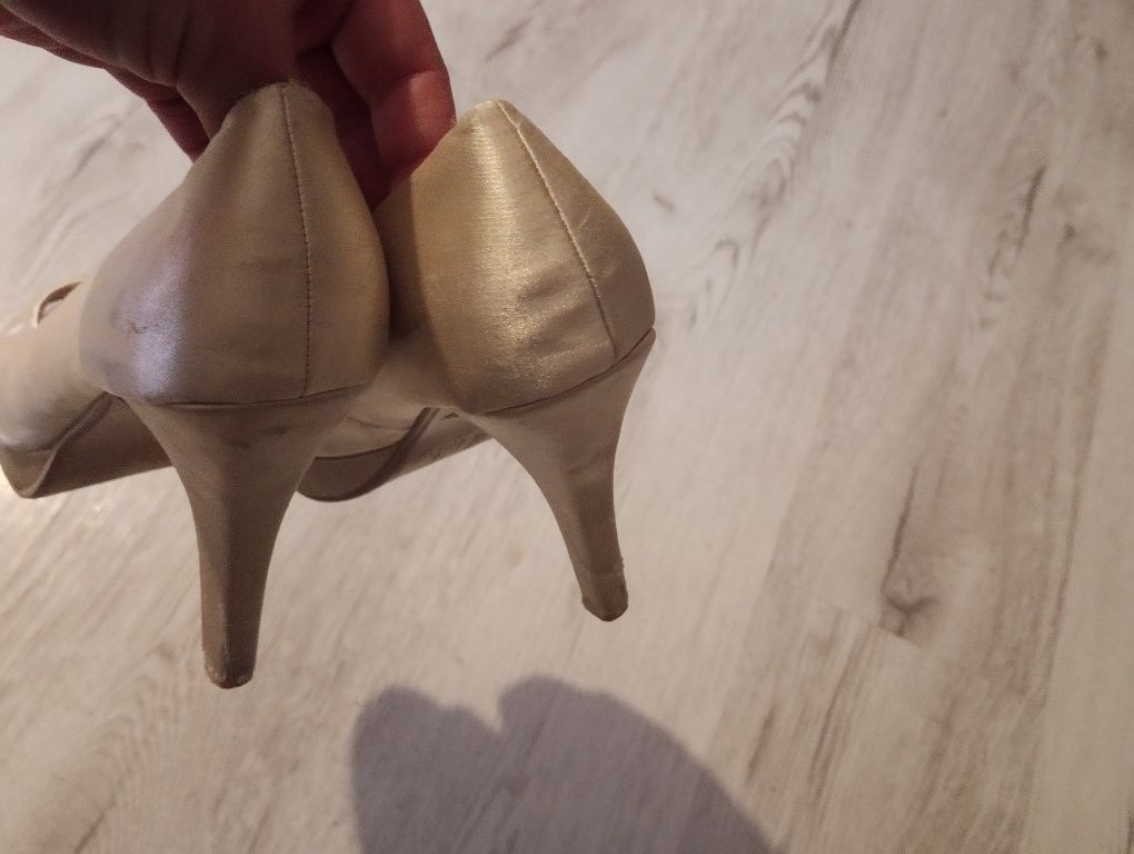 Złote buty na obcasie bez palców 37