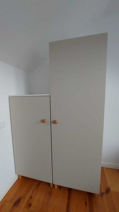 Roupeiro PAX Ikea com prateleiras, cestos e varão para pendurar roupa