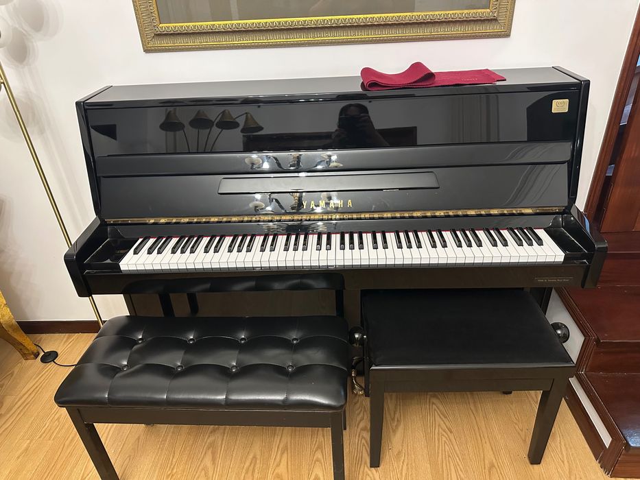 Piano vertical e Bancos Yamaha C109 PE