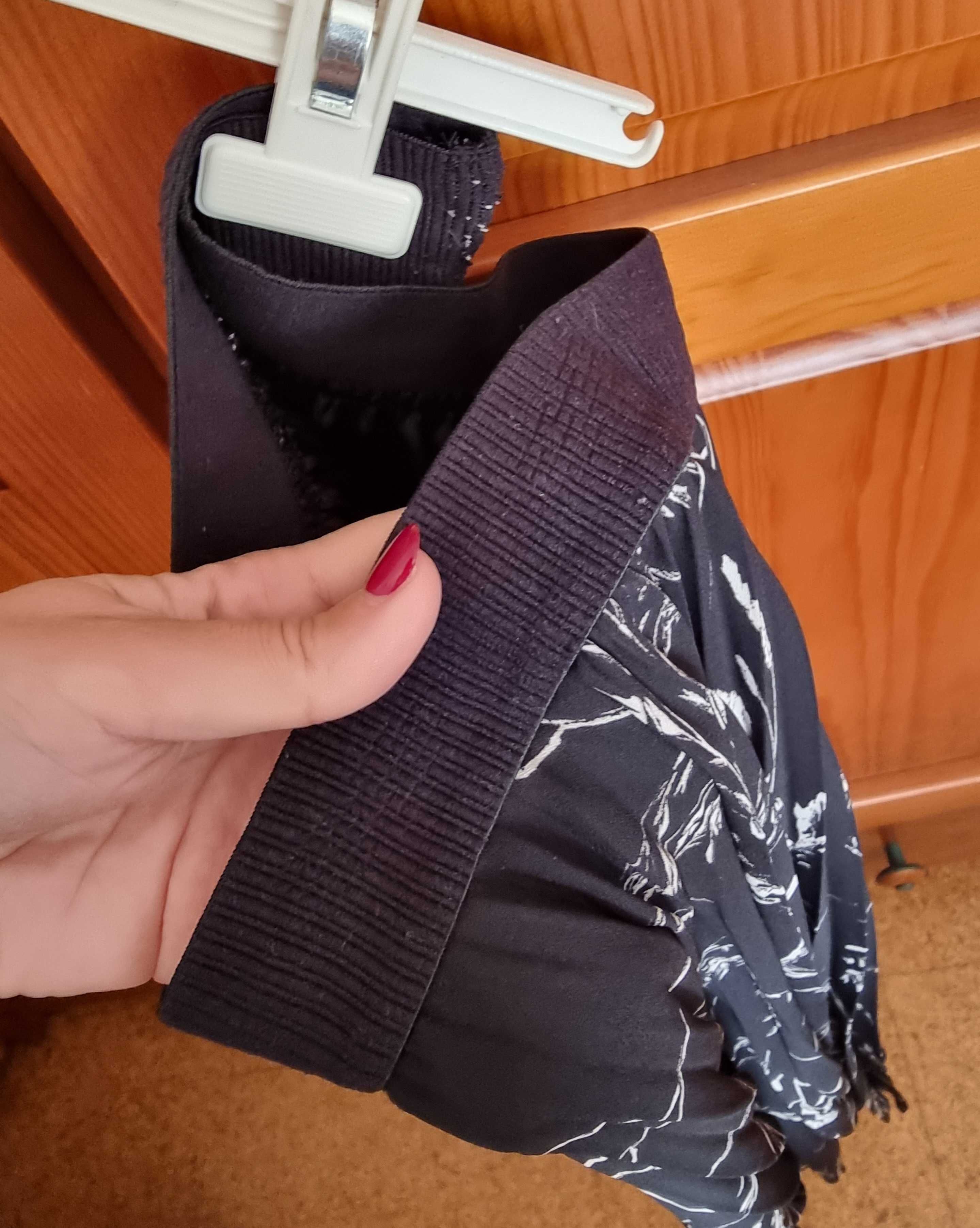 Saia midi plissada preta e branca H&M, tamanho 36