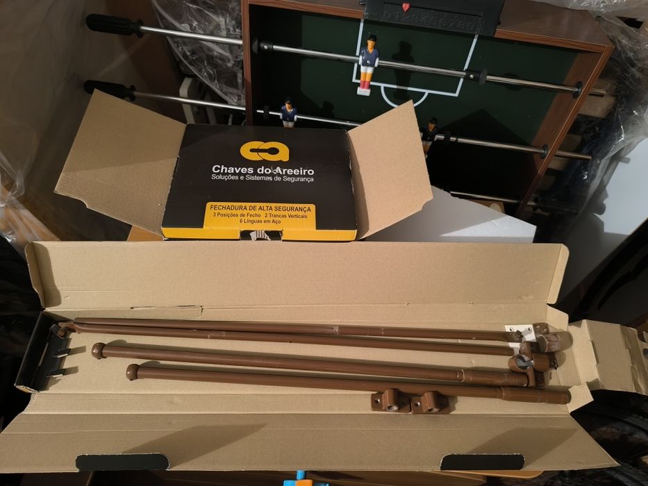 Fechaduras FCA (Chaves do Areeiro) e tranças. Com pouca utilização.