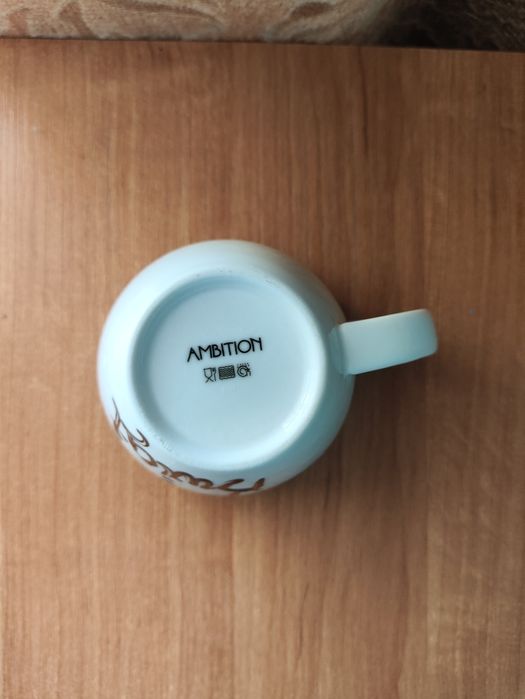 Filiżanka z odręcznym napisem świątecznym