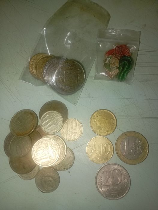 Продам срочно монеты и значок на коллекцию