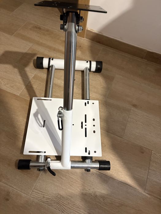 Volant Thrustmaster com pedais e estrutura