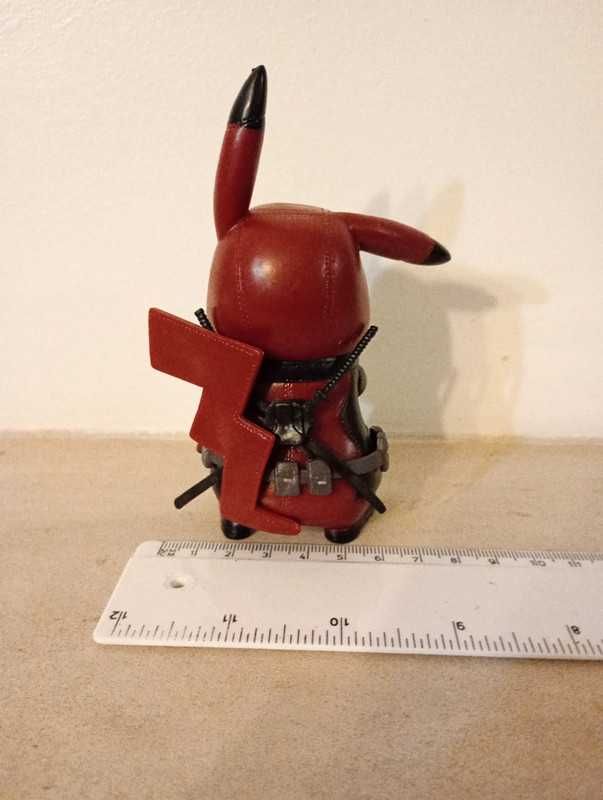 Pikachu vestido de deadpool