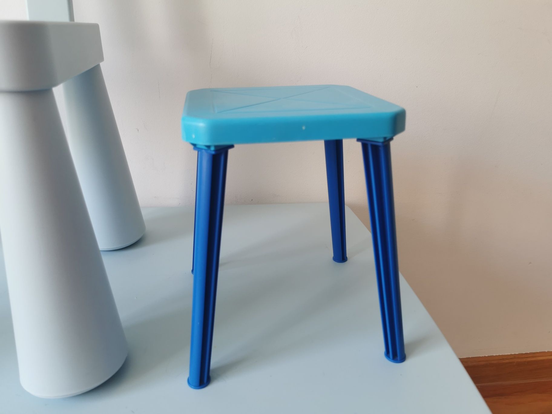 Mesa + cadeira azul IKEA