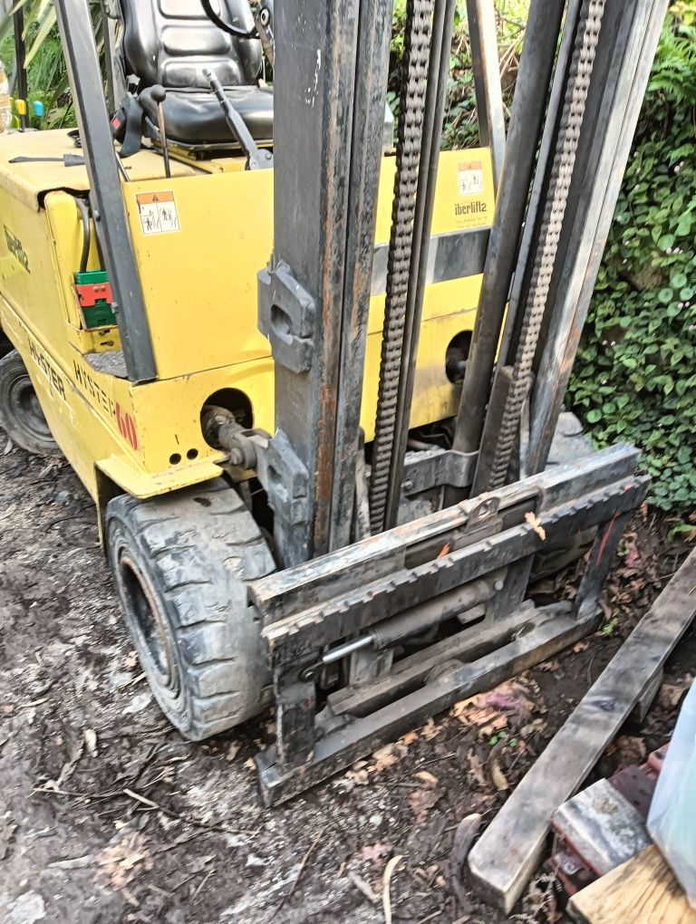 Empilhador elétrico hyster 2 toneladas.