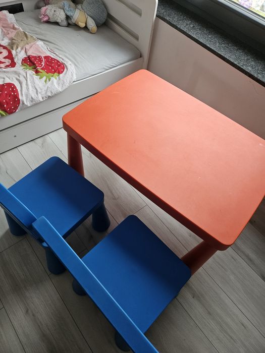 Stół i krzesła dla dzieci