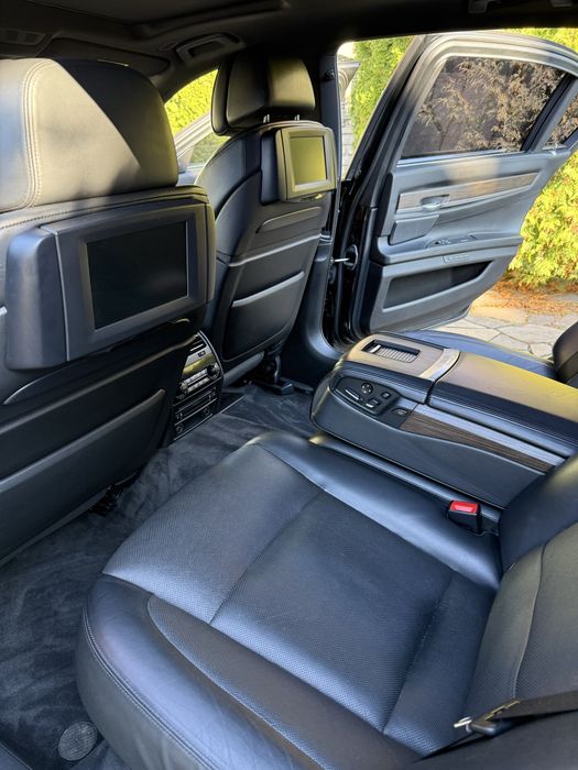 BMW 750 long 4.4 бензин