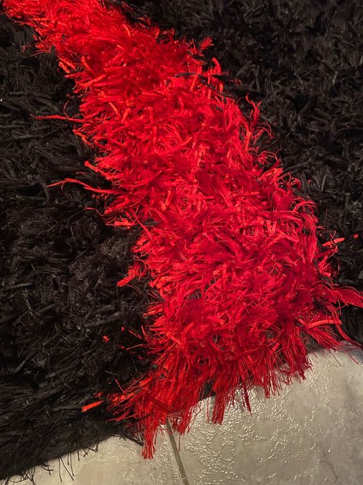 Tapete de sala preto e vermelho