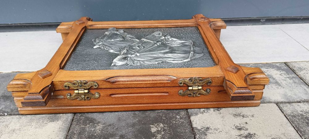 Szafka na klucze cynowa z motywem koni, drewno i cyna, duża