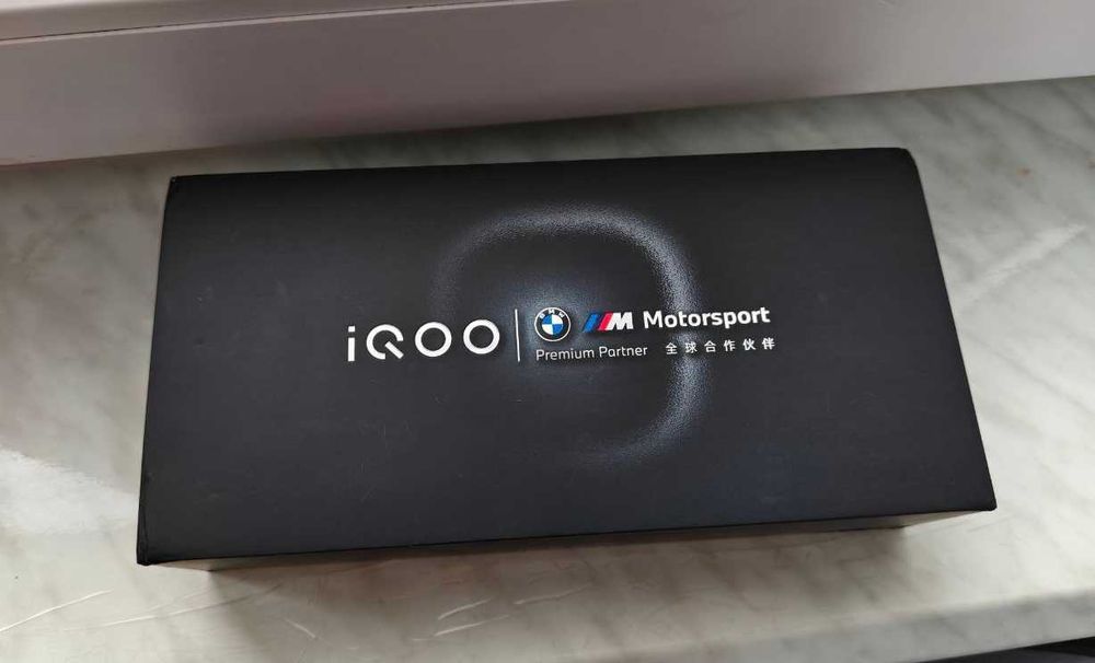 Vivo Iqoo 13, 12/256, Snapdragon 8 Elite (Gen 4)/ черный