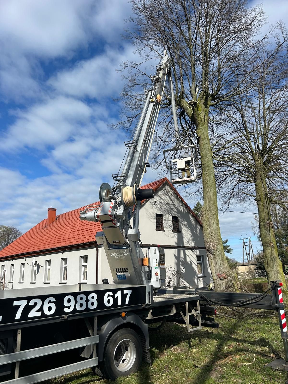 Usługi dźwigiem ciesielsko-dekarskim oraz podnośnikiem koszowym do 30m