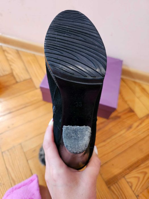 Чорні замшеві чоботи