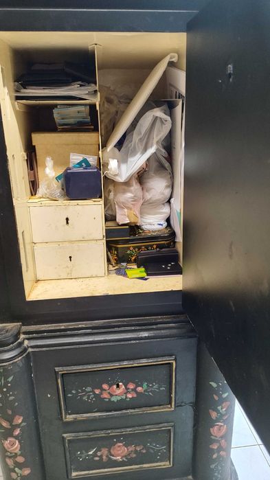 Cofre grande vertical muito antigo em ferro maciço