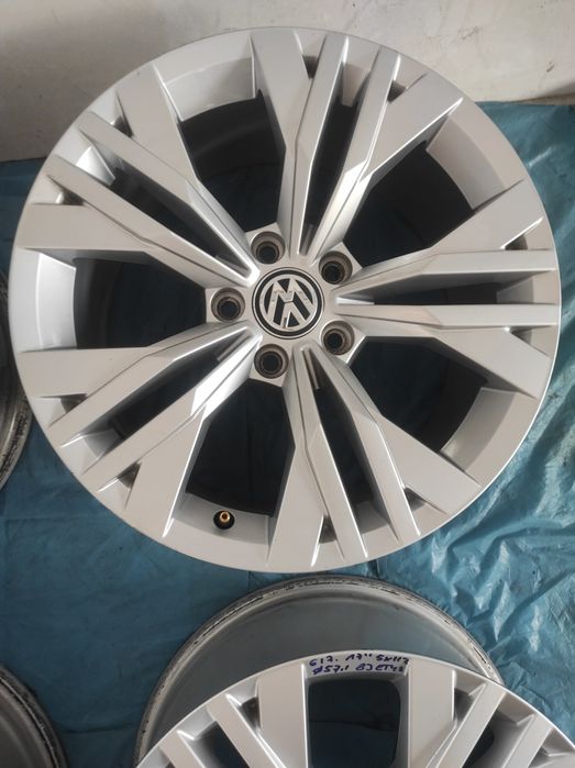 617 Felgi aluminiowe ORYGINAŁ VOLKSWAGEN R 17 5x112 otwór 57,1 B. Ładn