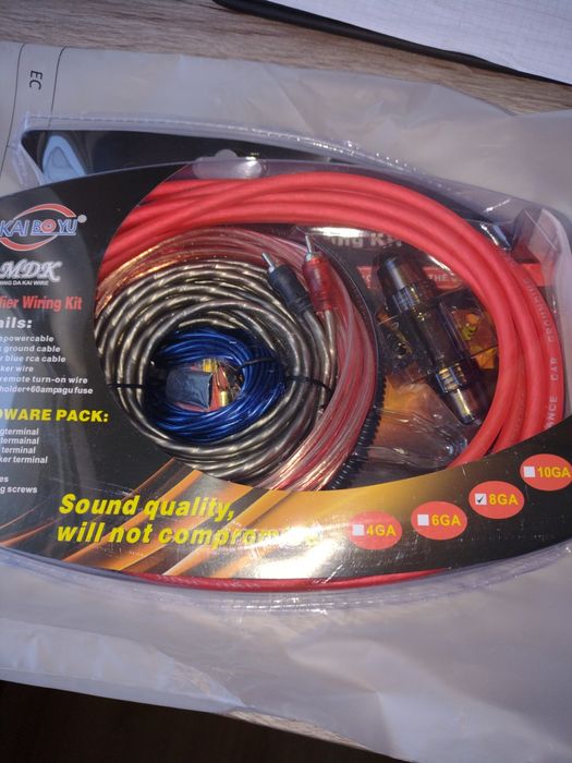 Zestaw do nagłośnienia samochodowego.