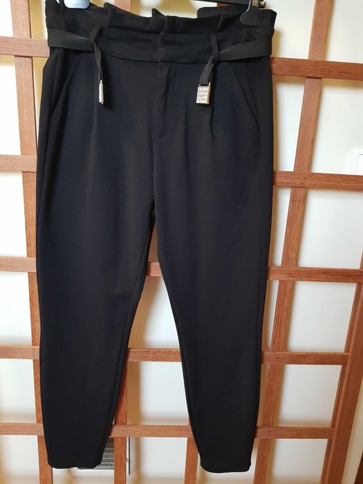 Czarne eleganckie spodnie z głębokim stanem.