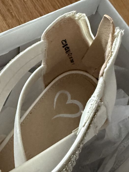 Sandały na obcasie białe rozmiar 36 .