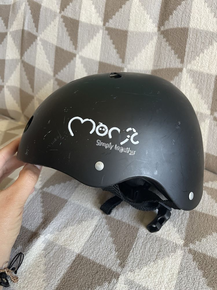 Kask momi czarny