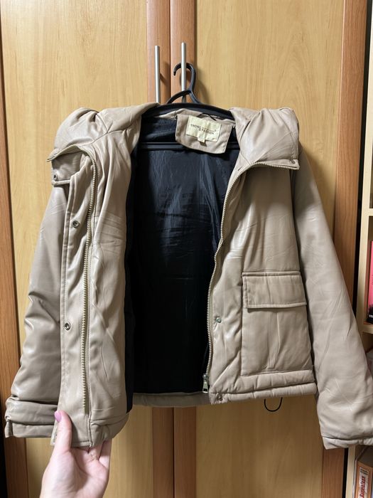 Куртка бежева із шкірзаму