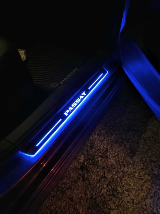Накладки на пороги з підсвічуванням Volkswagen Passat B8 2016+
