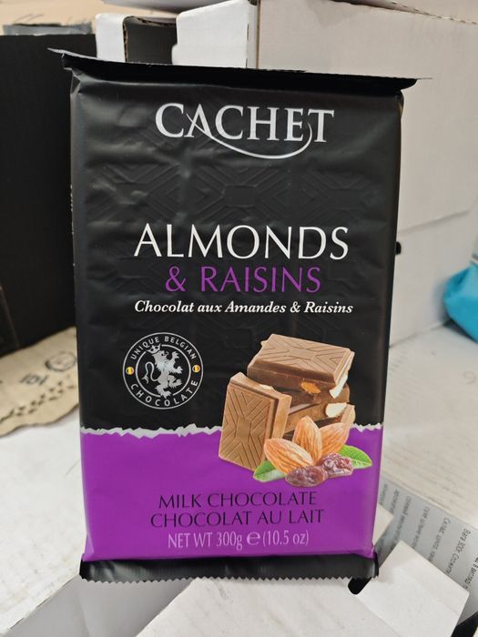 Шоколад Cachet 300 g молочний, мигдаль з родзинками