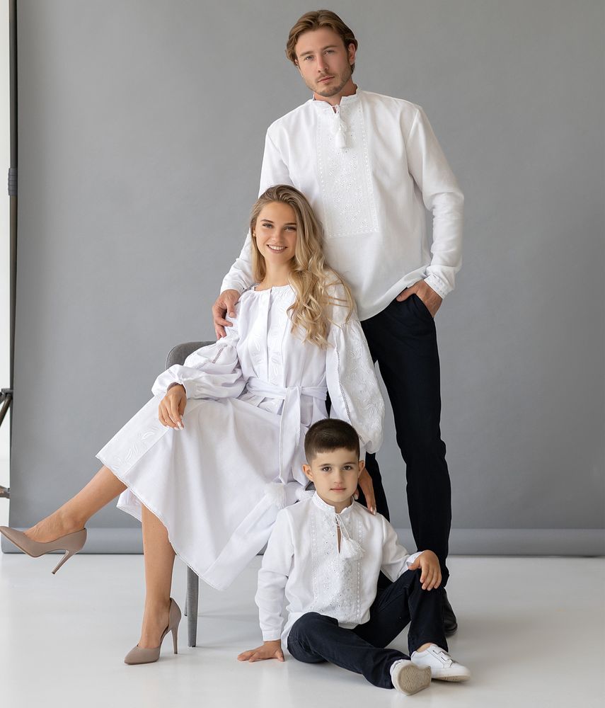 Біла сукня з вишивкою