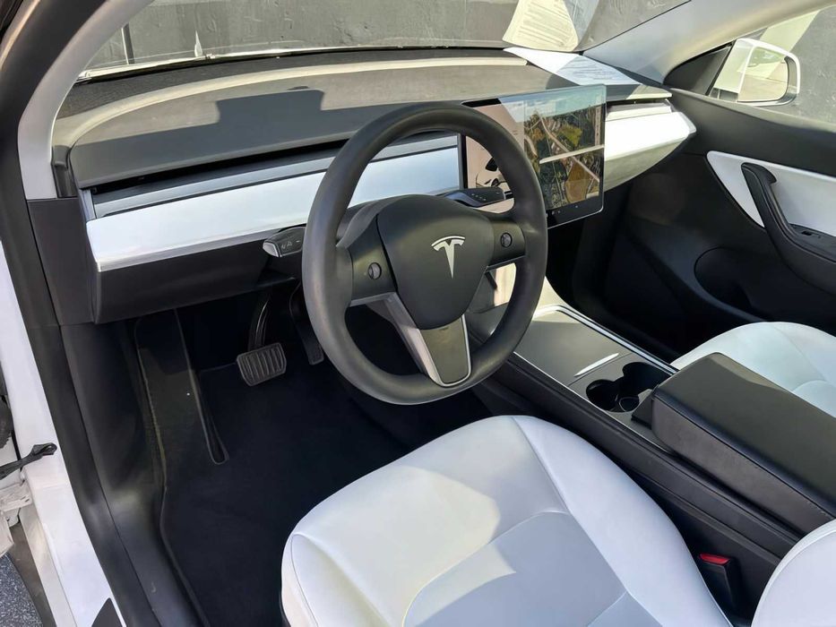 Tesla Model Y      2021