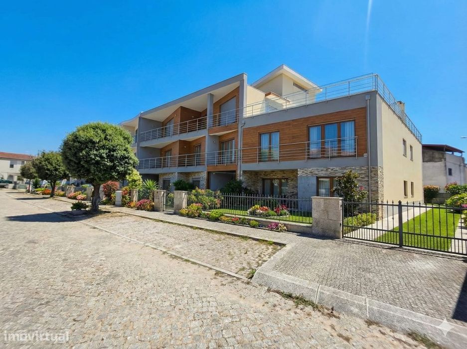 T2 com varanda, excelente localização e vistas urbanas