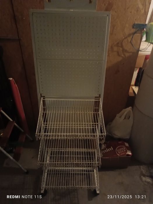 Vendo expositor em metal branco com prateleiras  e ganchos