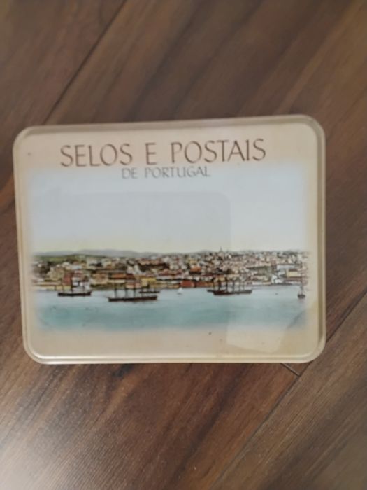 Coleção 50 Postais CTT “Selos e Postais de Portugal” – Caixa metálica