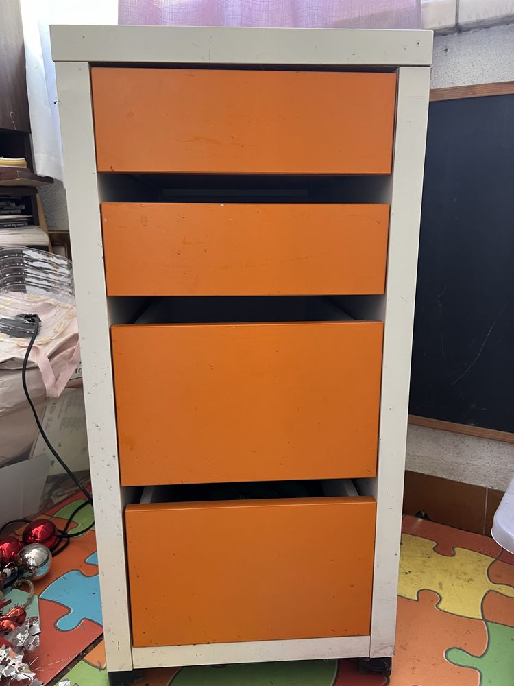 Movel Micke do Ikea branco e laranja