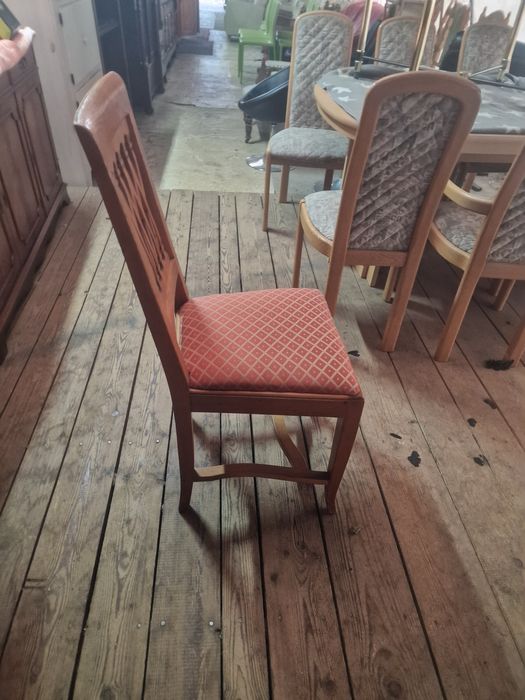 Stylowy sosnowy stół z krzesłami czterema