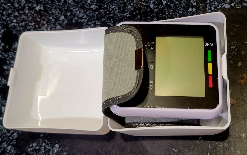 Тонометр на запястье компактный