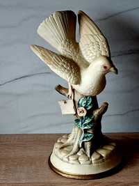Figurka gołębia wykonana z porcelany nieszklonej
